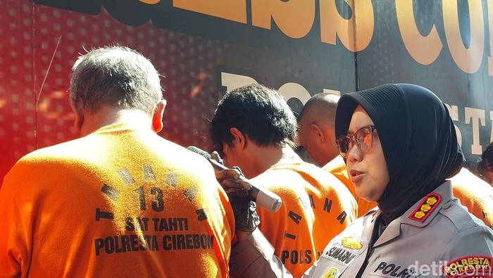 Pelaku pelecehan seorang guru berinisial W dihadirkan saat konferensi pers di Mapolresta Cirebon