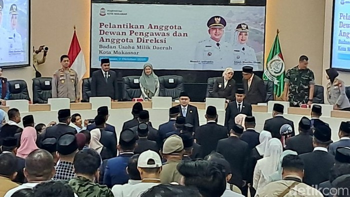 Pelantikan direksi dan dewas BUMD Pemkot Makassar di Aula Sipakatau, Balai Kota Makassar, Selasa (7/10/2025).