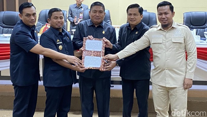 Pemkot dan DPRD Parepare saat membahas APBD perubahan tahun 2025.
