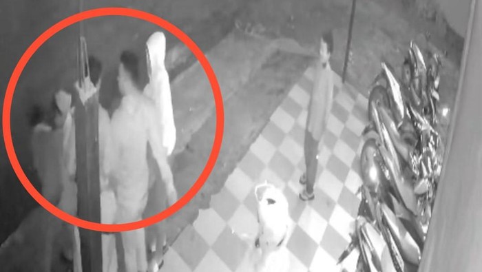Pemuda dikeroyok depan THM di Mamuju terekam CCTV.
