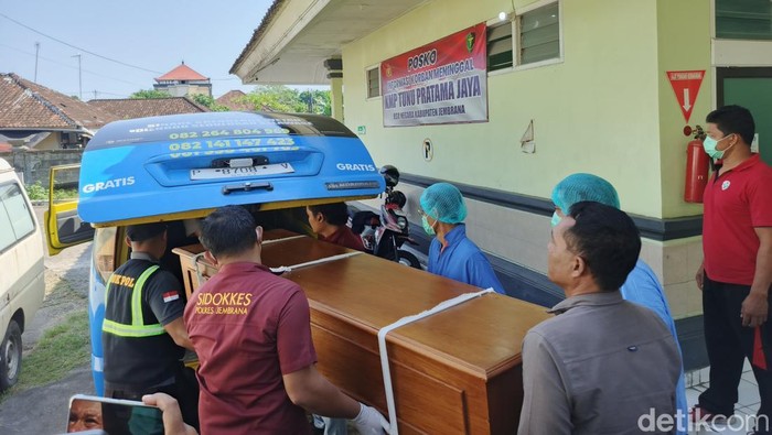 Pemulangan satu jenazah korban tenggelamnya KMP Tunu Pratama Jaya, Mukhamad Syakur, asal Pasuruan di RSU Negara, Selasa (7/10/2025). (I Putu Adi Bufiastrawan/detikBali).
