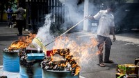Kejaksaan Negeri Kota Semarang memusnahkan barang bukti dari 97 perkara, berupa 19.496 botol minuman keras, 32 unit gawai, 13 senjata tajam, 76 koli dan 86 karton rokok ilegal, serta narkotika dan psikotropika. Foto: ANTARA FOTO/Aprillio Akbar