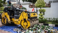 Petugas memusnahkan barang bukti minuman keras dalam rilis di halaman Kantor Kejaksaan Negeri Kota Semarang, Jawa Tengah. Foto: ANTARA FOTO/Aprillio Akbar
