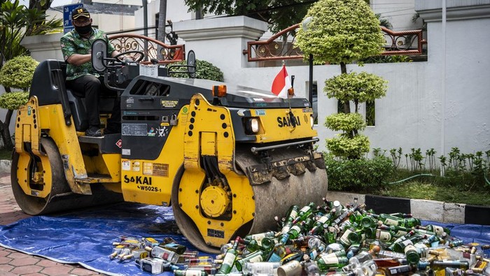 Petugas memusnahkan barang bukti rokok ilegal dalam rilis di halaman Kantor Kejaksaan Negeri Kota Semarang, Jawa Tengah, Selasa (7/10/2025). Kejaksaan Negeri Kota Semarang memusnahkan barang bukti dari 97 perkara, berupa 19.496 botol minuman keras, 32 unit gawai, 13 senjata tajam, 76 koli dan 86 karton rokok ilegal, serta narkotika dan psikotropika. ANTARA FOTO/Aprillio Akbar/nz