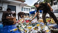 Petugas menyiapkan barang bukti minuman keras dalam rilis pemusnahan barang bukti berkekuatan hukum tetap di halaman Kantor Kejaksaan Negeri Kota Semarang, Jawa Tengah. Foto: ANTARA FOTO/Aprillio Akbar