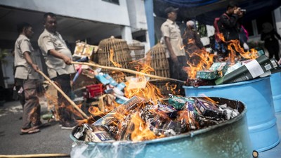 Puluhan Ribu Botol Miras dan Rokok Ilegal Dimusnahkan Kejari Semarang