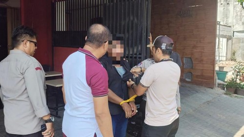 Seorang pria asal Jawa Timur inisial RF diamuk massa karena ketangkap basah mencuri kotak amal masjid, Selasa (7/10/2025). (dok Polsek Ampenan/detikBali).