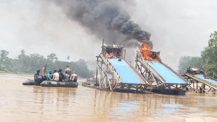 Penertiban Penambangan Emas Tanpa Izin di Riau (Dok Humas Polda Riau)