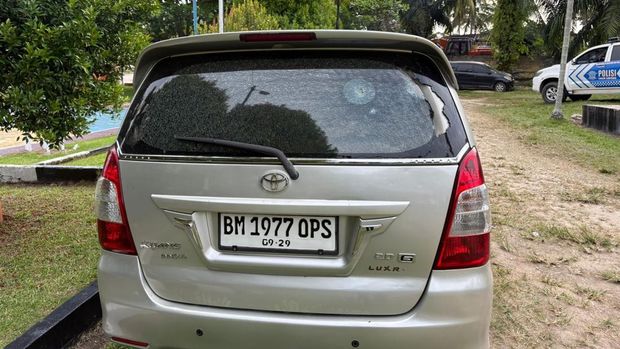 Penertiban PETI di Kuansing, Riau mendapat penolakan warga. Sejumlah mobil polisi dan Satpol PP dirusak massa, Selasa (7/10/2025).