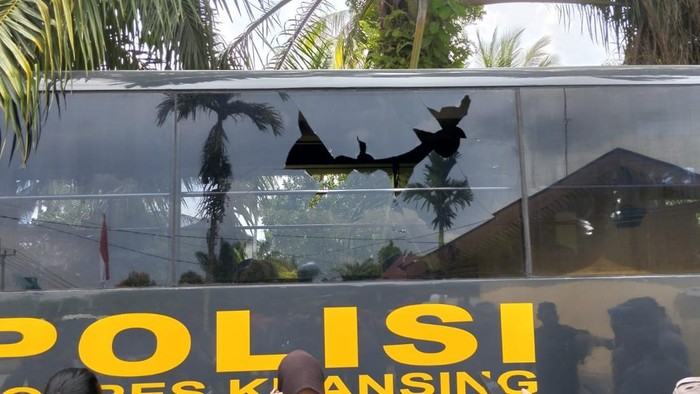 Penertiban PETI di Kuansing, Riau mendapat penolakan warga. Sejumlah mobil polisi dan Satpol PP dirusak massa, Selasa (7/10/2025).