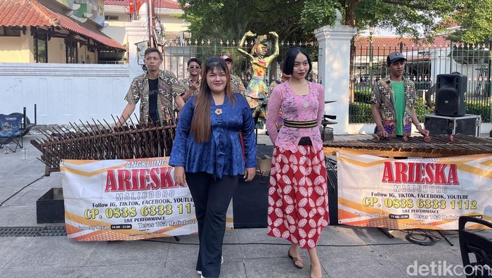 Pengamen angklung di Kawasan Malioboro Jogja, Selasa (7/10/2025).
