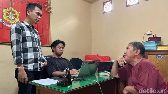Pelaku penipuan (baju merah) modus bagi sembako di Jambi diamankan polisi
