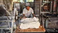 Pekerja membuat adonan untuk produksi kerupuk di sentra industri pengolahan kerupuk Riung Bandung, Bandung, Jawa Barat, Selasa (7/10/2025). Foto: ANTARA FOTO/RAISAN AL FARISI