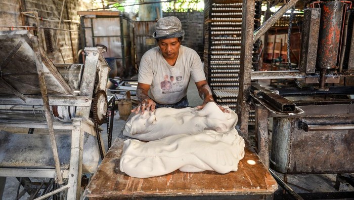 Pekerja membawa adonan untuk produksi kerupuk di sentra industri pengolahan kerupuk Riung Bandung, Bandung, Jawa Barat, Selasa (7/10/2025). Penyaluran Kredit Usaha Rakyat (KUR) 2025, hingga triwulan III telah terserap tingga Rp203,5 triliun dari total target Rp300 triliun yang disalurkan sebanyak 60,05 persen kepada sektor produksi yang meliputi pegiat usaha pengolahan, pertanian, dan perikanan. ANTARA FOTO/Raisan Al Farisi/nz