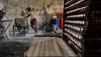 Penyaluran Kredit Usaha Rakyat (KUR) 2025, hingga triwulan III telah terserap tingga Rp203,5 triliun dari total target Rp300 triliun yang disalurkan sebanyak 60,05 persen kepada sektor produksi yang meliputi pegiat usaha pengolahan, pertanian, dan perikanan. Foto: ANTARA FOTO/RAISAN AL FARISI