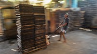 Dari total alokasi KUR yang dicanangkan pemerintah sebesar Rp300 triliun, hingga triwulan III tahun ini, total penyaluran KUR yang sudah terserap mencapai Rp203,5 triliun, kepada sekitar 3,45 juta debitur, atau 67,6 persen dari target tahunan. Foto: ANTARA FOTO/RAISAN AL FARISI