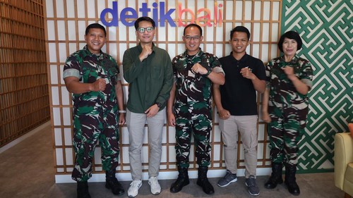 Pertemuan Kapendam IX/Udayana Kolonel Inf Widi Rahman bersama Kepala Biro detikBali Mukhlis di kantor detikBali, Selasa (7/10/2025). (Aryo Mahendro/detikBali)