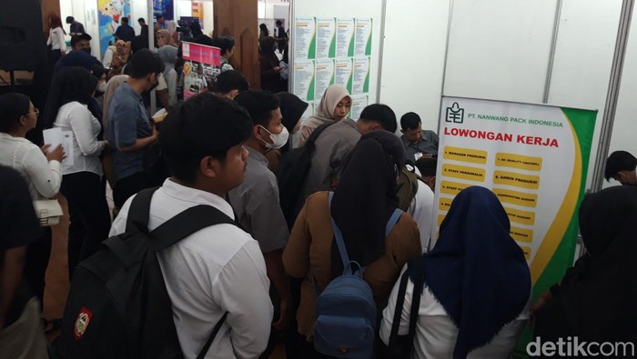 Peserta pencari kerja Boyolali Job Fair Inklusi 2025 di Pendopo Gedhe Alun-alun Kidul Komplek Kantor Terpadu Pemkab Boyolali, Selasa (7/10/2025).