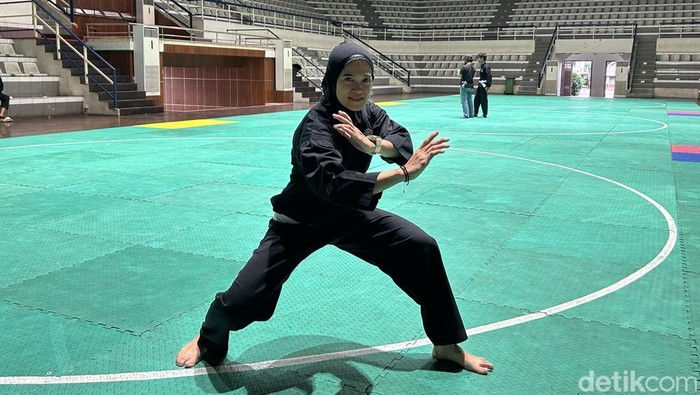 Pesilat Puspa Arumsari di Padepokan Pencak Silat TMII, Jakarta.