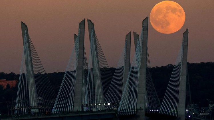 The first Supermoon of the year, known as the Harvest Moon, rises above the Mario Cuomo Bridge spanning the Hudson River as seen from Grandview, New York, U.S., October 6, 2025. REUTERS/Mike Segar     TPX IMAGES OF THE DAY