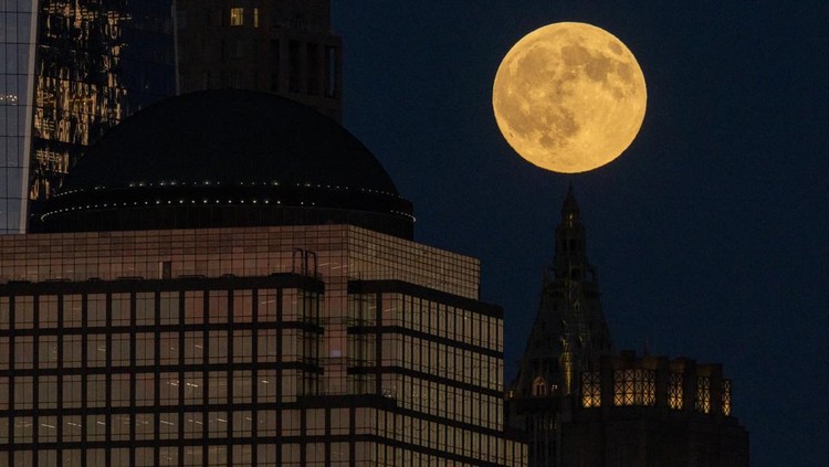 The first supermoon of the year, known as the Harvest Moon, rises above lower Manhattan, as seen from Jersey City, New Jersey, U.S., October 6, 2025. REUTERS/Kylie Cooper