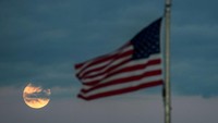 The first supermoon of the year, known as the Harvest Moon, rises above the National Mall, as sen from the Washington Monument during the sixth day of a shutdown of the federal government in Washington, D.C., U.S., October 6, 2025. REUTERS/Kent Nishimura