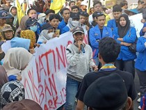 PKL dan Mahasiswa di Tuban Demo Bupati Lindra Tolak Relokasi