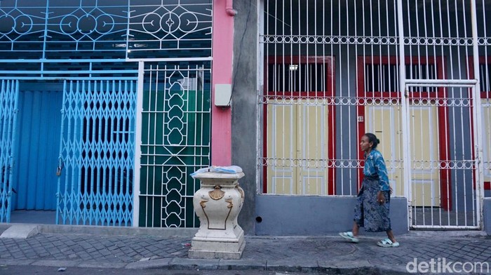 Plat besi persegi lampu hias Jalan Panggung Surabaya hilang Plat besi persegi lampu hias Jalan Panggung Surabaya hilang