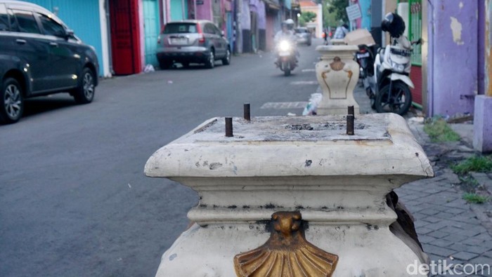 Plat besi persegi lampu hias Jalan Panggung Surabaya hilang