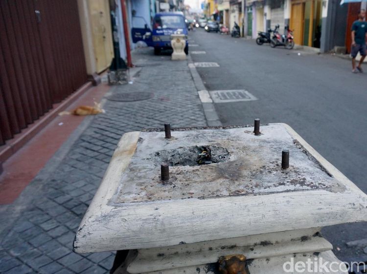 Duh! Plat Besi Lampu Hias Jalan Panggung Raib
