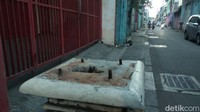 Wali Kota Surabaya, Eri Cahyadi saat dikonfirmasi mengaku telah mendapatkan kabar hilangnya lampu. Ia mengaku akan terus memberikan edukasi kepada masyarakat.