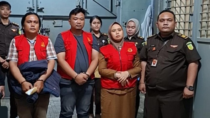Plt Kadis PUTR Binjai inisial RIP dan dua tersangka lainnya saat ditahan. (dok. Kejari Binjai)