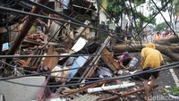 Sebuah warung kecil tertimpa pohon tumbang.