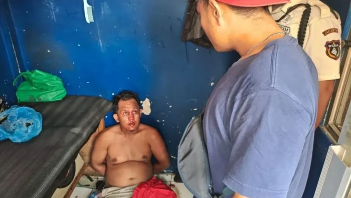 Polisi menangkap pria diduga mencuri perhiasan emas seberat 25 gram di toko di Koja, Jakut. MF mengaku mencuri karena terlilit utang akibat judi online. (dok Polsek Koja)