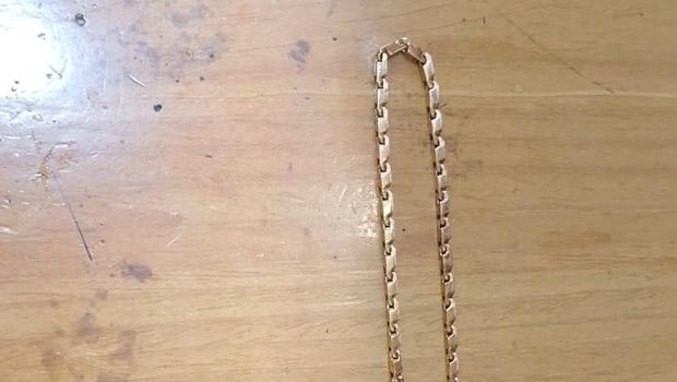 Polisi menangkap pria diduga mencuri perhiasan emas seberat 25 gram di toko di Koja, Jakut. MF mengaku mencuri karena terlilit utang akibat judi online (judol). (dok Polsek Koja)