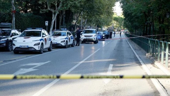 Police secure the perimeter outside Tirana Appeal Court after a judge was shot dead, in Tirana, Albania on October 6, 2025 [AFP]
