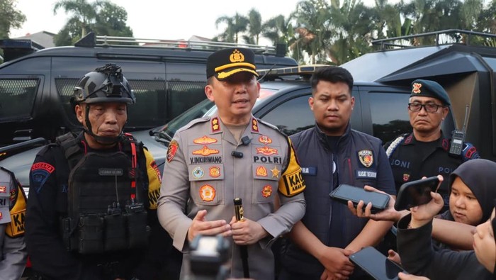 Polisi mengecek dua sekolah internasional di Tangerang Selatan (Tangsel) yang mendapatkan pesan berisikan teror bom. (dok. ist)