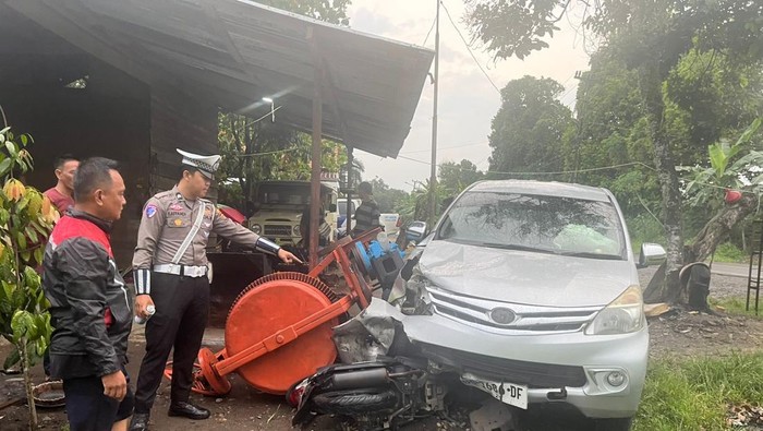 Polisi olah TKP kecelakaan mau pengendara sepeda motor ditabrak Avanza