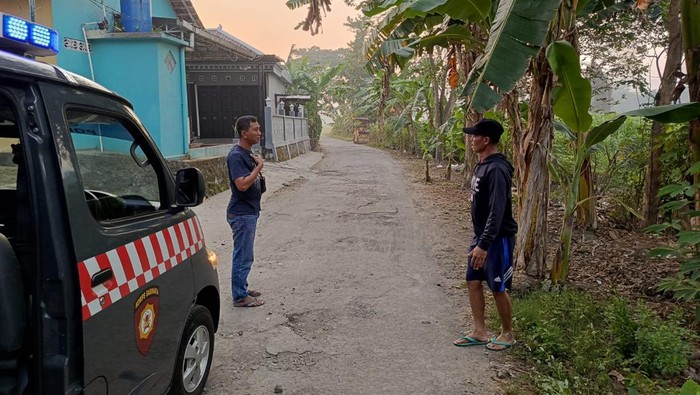 Polisi saat melakukan olah TKP di Jalan Karet, Pleret, Bantul.
