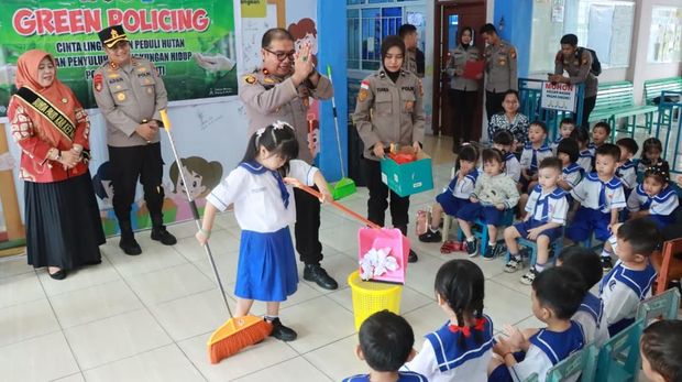 Polres Kepulauan Meranti mengedukasi anak-anak kelompok bermain (KB) dan taman kanak-kanak (TK) menanam pohon, Senin (6/10/2025).