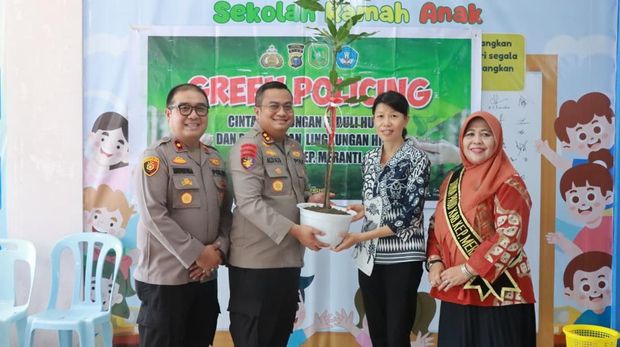 Polres Kepulauan Meranti mengedukasi anak-anak kelompok bermain (KB) dan taman kanak-kanak (TK) menanam pohon, Senin (6/10/2025).