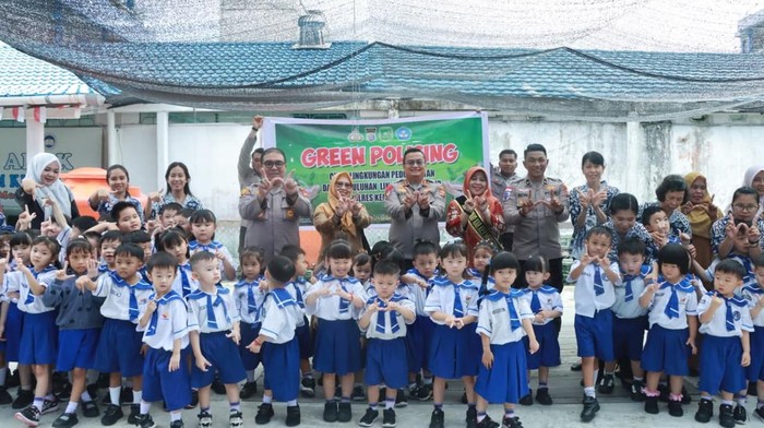 Polres Kepulauan Meranti mengedukasi anak-anak kelompok bermain (KB) dan taman kanak-kanak (TK) menanam pohon, Senin (6/10/2025).