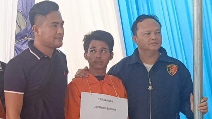 Polres OKI menggelar konferensi pers pelaku perampokan dengan menghadirkan tersangka