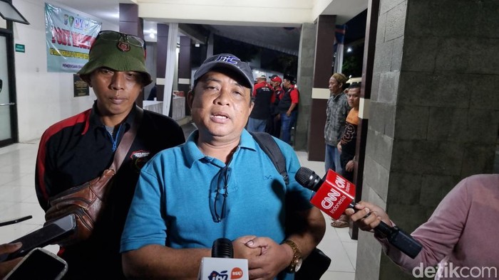Fauzi, keluarga korban ambruknya Ponpes Al Khoziny, Sidoarjo
