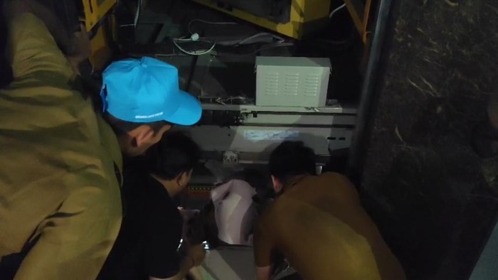 Proses evakuasi dua pegawai pemkot bandar lampung terjebak dalam lift