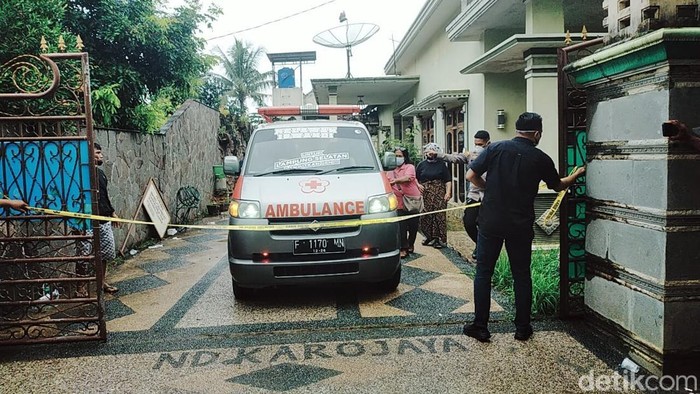 Proses evakuasi wanita tewas dalam rumahnya