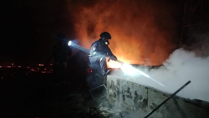 Proses pemadaman kandang ayam yang terbakar di Kuningan