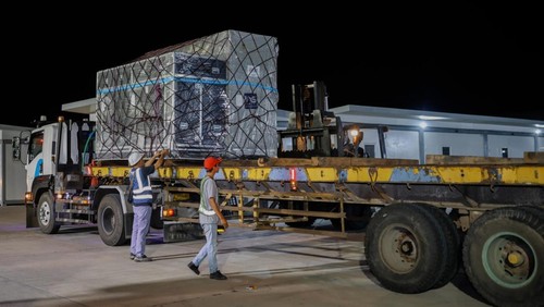 Proses pengangkutan logistik MotoGP di Sirkuit Mandalika yang akan dikirim ke Australia. (Dok. PT MGPA)