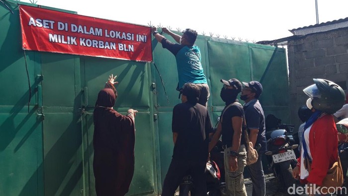 Puluhan nasabah Koperasi BLN mendatangi tempat penggilingan batu di Tanduk, Ampel, Boyolali, Selasa (7/10/2025) siang.