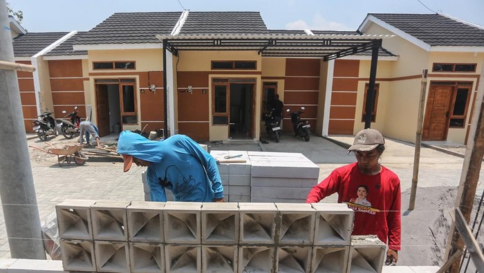 Realisasi penyaluran KPR skema FLPP di Jawa Tengah Pekerja menyelesaikan pembangunan rumah bersubsidi di Griya Bhina Karya Pondok, Solo Baru, Sukoharjo, Jawa Tengah, Selasa (7/10/2025). Berdasarkan data Dinas Perumahan dan Permukiman Jawa Tengah realisasi panyaluran Kredit Pemilikan Rumah (KPR) melalui skema Fasilitas Likuiditas Pembiayaan Perumahan (FLPP) per 29 September 2025 telah mencapai 15.920 unit yang tersebar di 33 kabupaten/kota di provinsi itu, realisasi tersebut menjadi yang terbesar kedua secara nasional untuk mendukung program pembangunan tiga juta rumah yang dicanangkan pemerintah pusat. ANTARA FOTO/Makna Zaezar/tom.